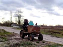Винахідник з Волині обробляє землю зробленим власноруч тракторцем